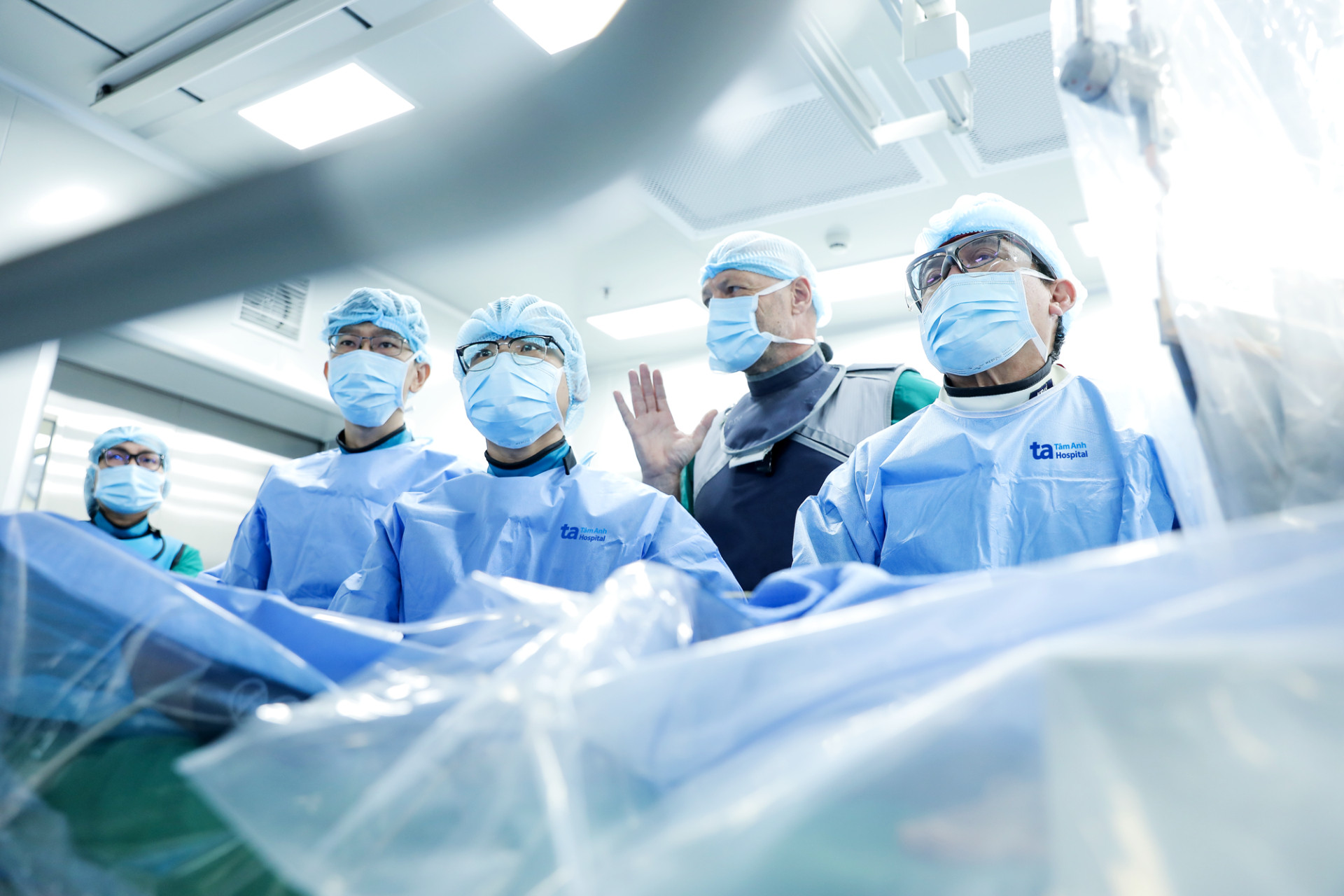 TTND.GS.TS.BS Võ Thành Nhân   Giám đốc Trung tâm Tim mạch Can thiệp, BVĐK Tâm Anh TP.HCM (ngoài cùng bên phải) và ekip thực hiện cấy van động mạch chủ qua ống thông cho người bệnh với sự tư vấn của GS Marku.jpg