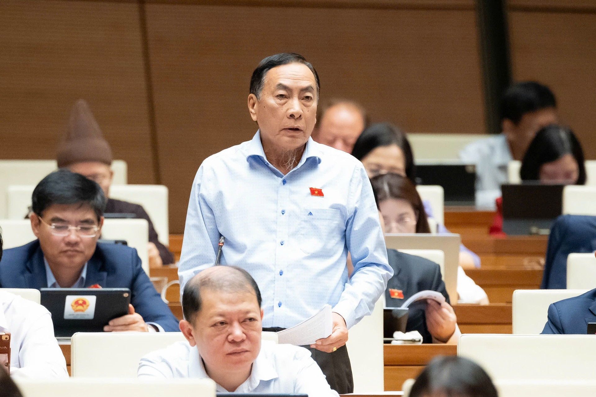 Viên chức 'chân trong, chân ngoài': Có nên vừa làm lãnh đạo vừa làm giám đốc