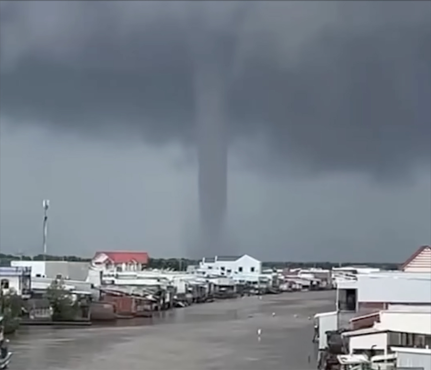 Vòi rồng ở CM.jpg