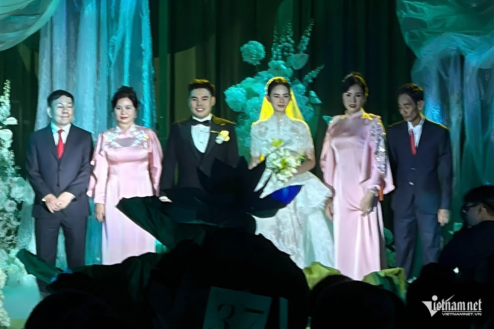 Vợ chồng Hương Liên cùng cha mẹ hai bên gia đình