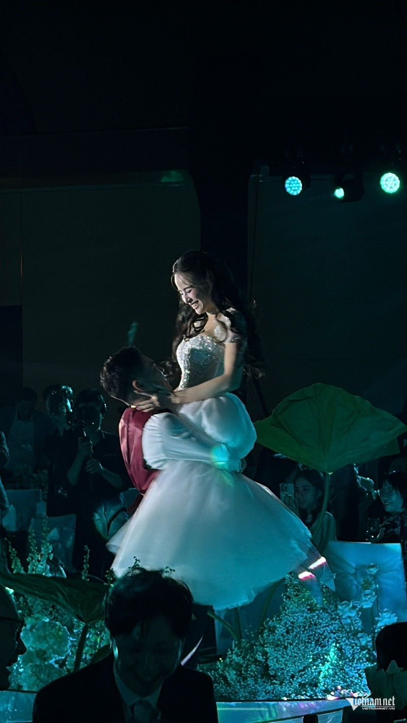 Chú rể bế cô dâu lên sân khấu trong đám cưới