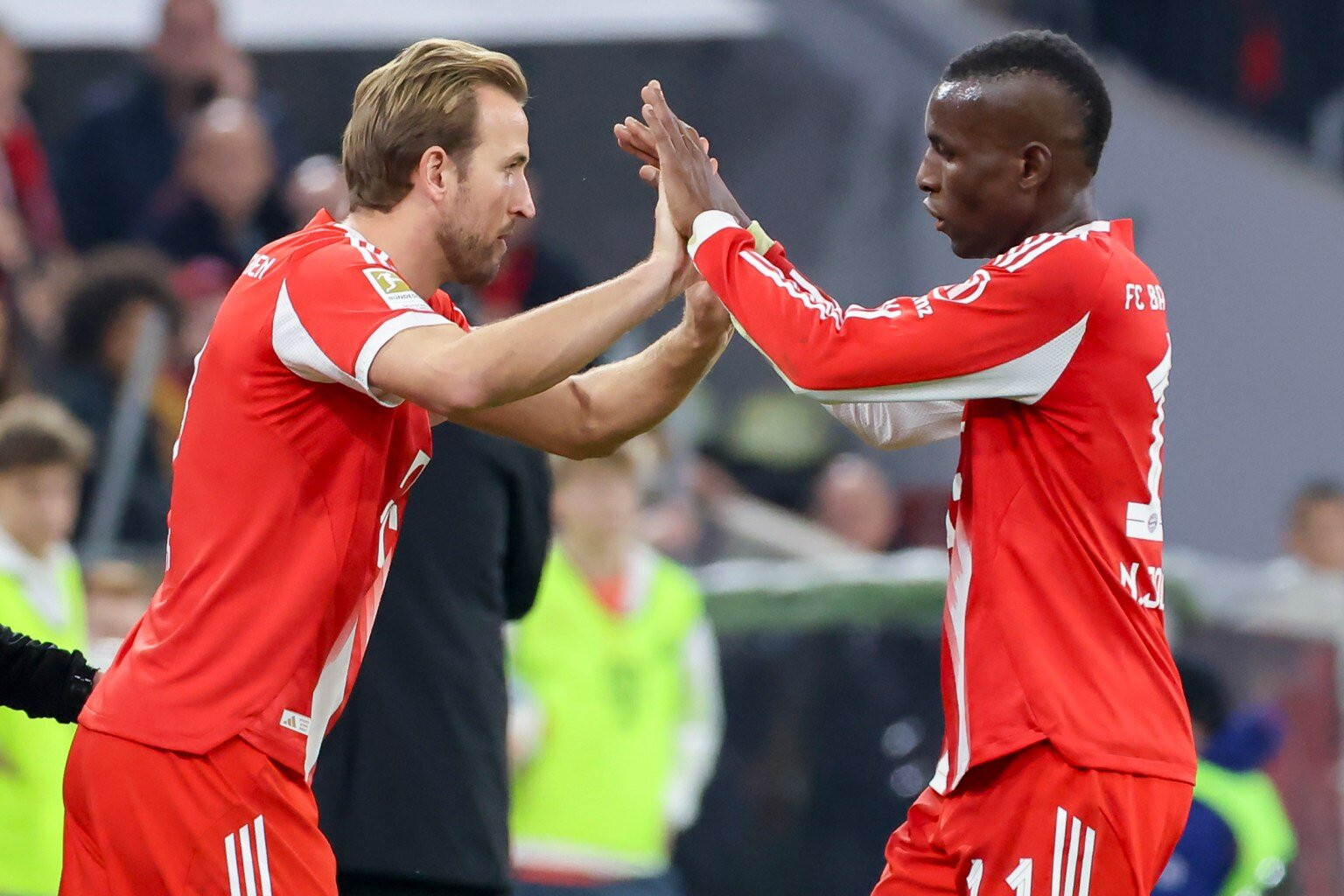 Nicolas Jackson hỗ trợ cho Kane ở Bayern