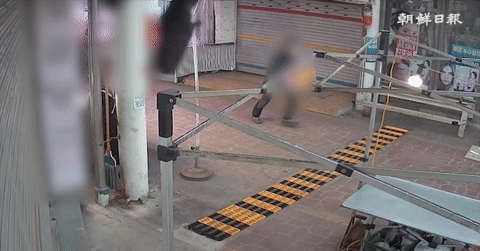 Xe tải lao điên cuồng giữa chợ, gây thương vong lớn ở Hàn Quốc