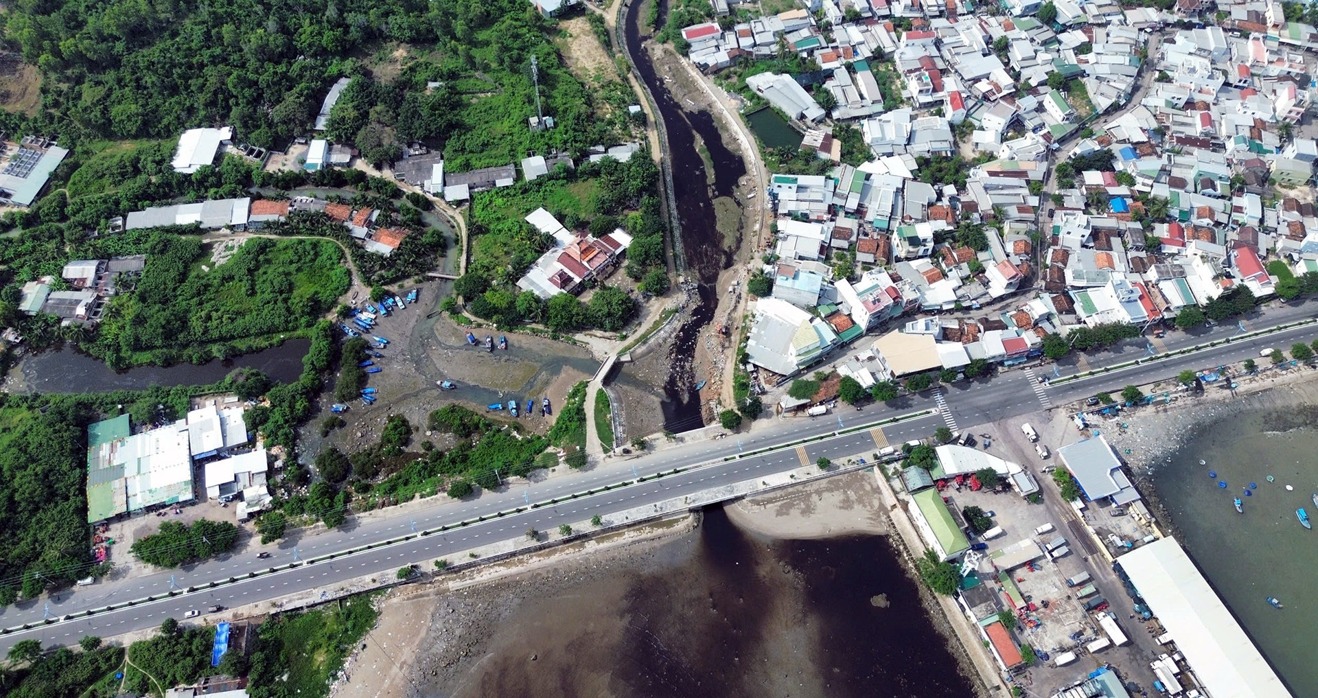 Bản tin sáng 14/11: Dòng nước đen ngòm, bốc mùi hôi đổ xuống biển Nha Trang