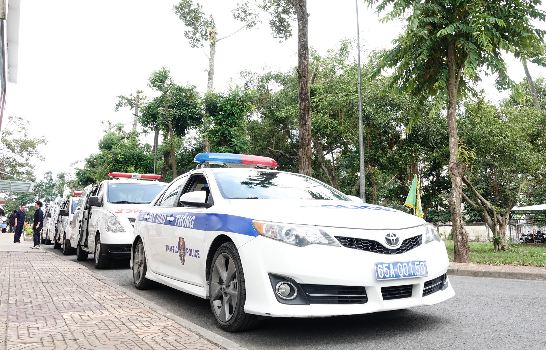 3 xe cứu thương bệnh viện với sự hổ trợ xe dẩn đường cảnh sát giao thông Cần Thơ chuyển các tạng ra sân bay quốc tế Cần thơ.JPG