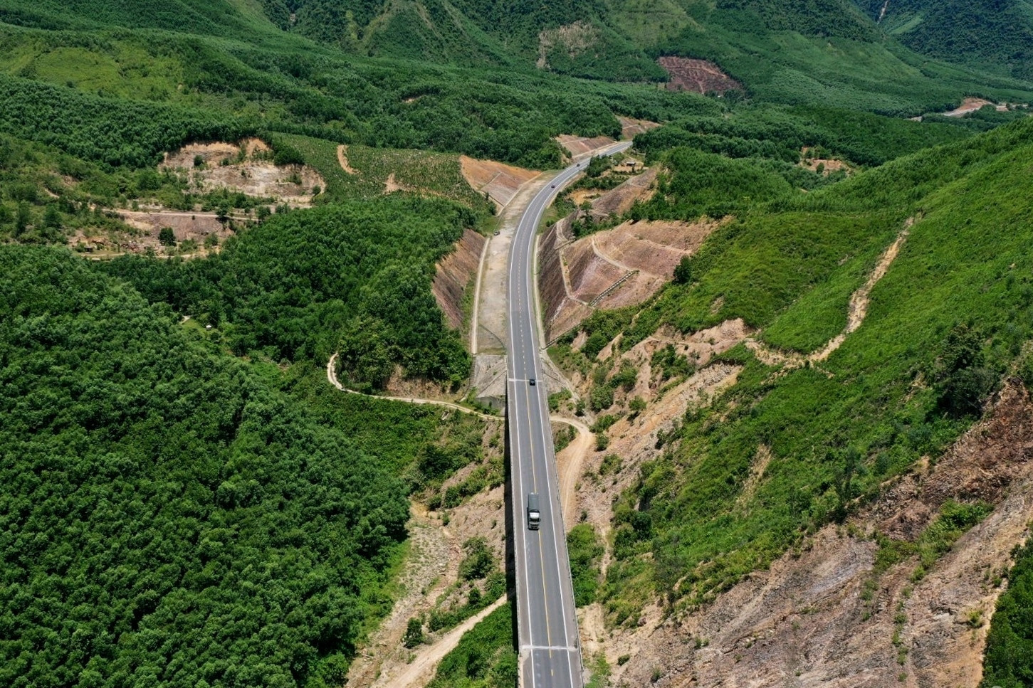 Bộ Xây dựng “điểm mặt” loạt dự án giao thông lớn tiến độ ì ạch