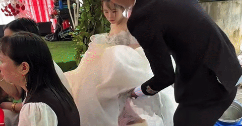 Cô gái 1m46 lấy chồng cao gần 1m9, chú rể làm đ...