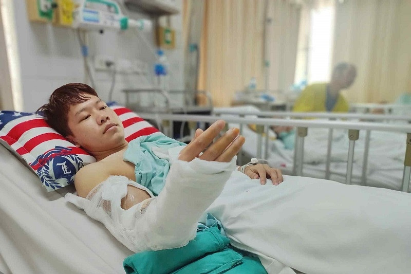 Con trai bị ung thư dạng hiếm, cha mẹ nghèo thế chấp nhà không đủ tiền chạy chữa