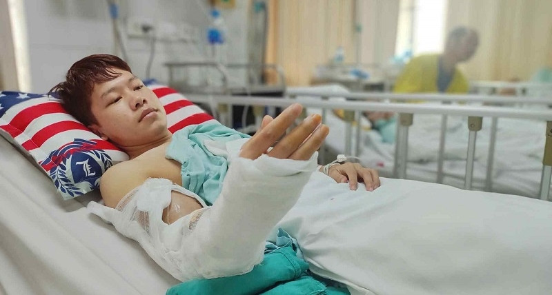 Con trai bị ung thư dạng hiếm, cha mẹ nghèo thế chấp nhà không đủ tiền chạy chữa