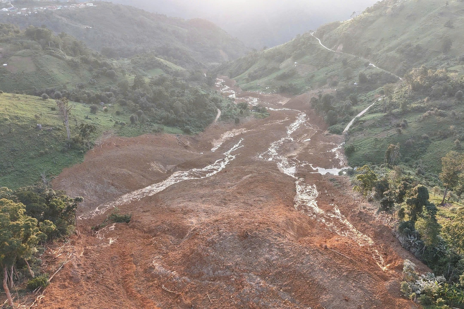 Di dời khẩn cấp 664 người sau vụ sạt lở kinh hoàng giữa trời nắng ráo ở Đà Nẵng