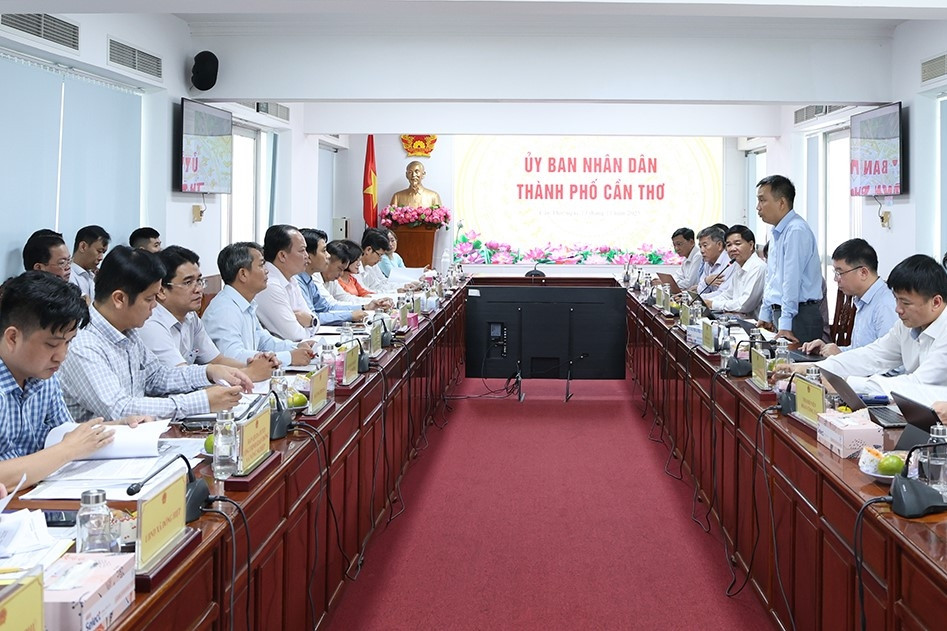 EVNNPT nỗ lực di dời đường dây điện giao chéo với đường cao tốc tại Cần Thơ