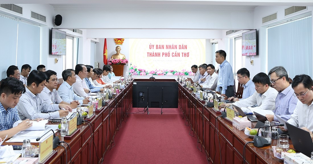 EVNNPT nỗ lực di dời đường dây điện giao chéo với đường cao tốc tại Cần Thơ