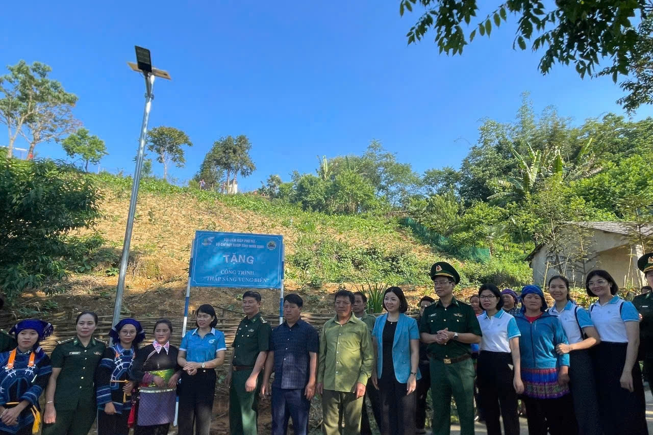 Gần dân, bám bản, bảo vệ vững chắc chủ quyền biên cương Tổ quốc