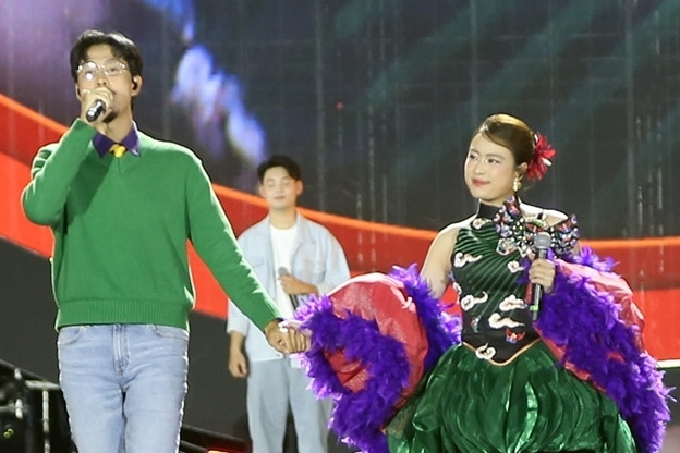 Hoàng Thùy Linh nắm tay Đen Vâu hát tình tứ ở concert 30.000 khán giả Quảng Ninh