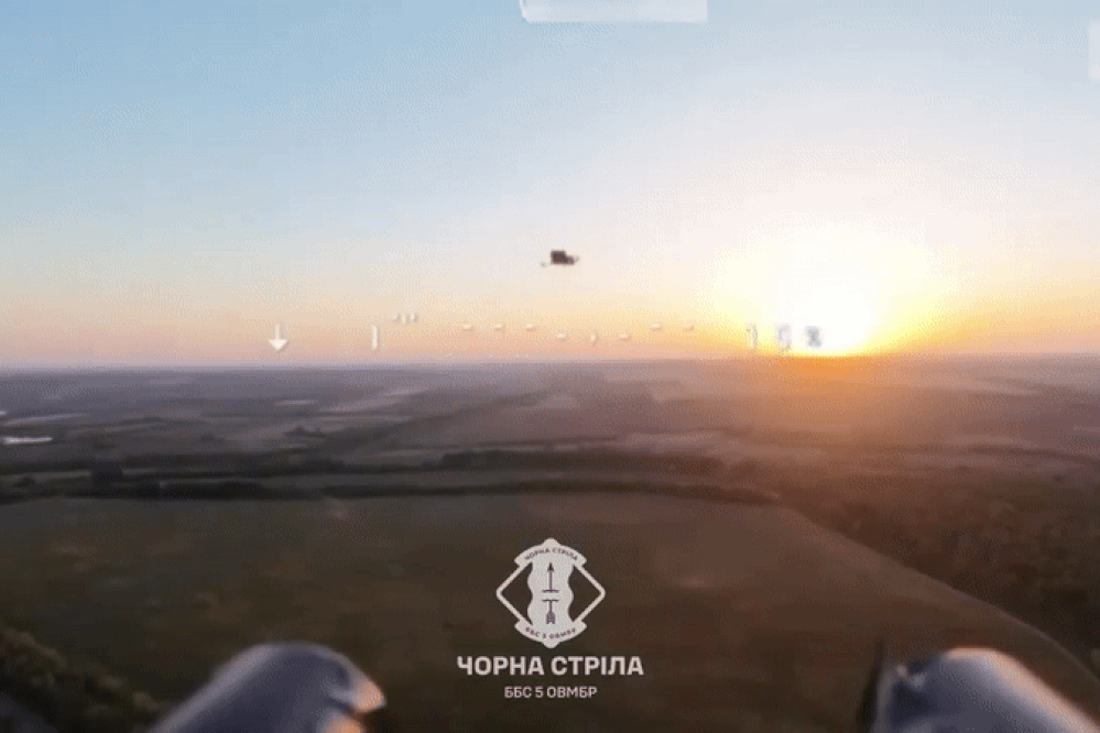 Khoảnh khắc FPV Ukraine bắn nổ UAV của Nga trên không