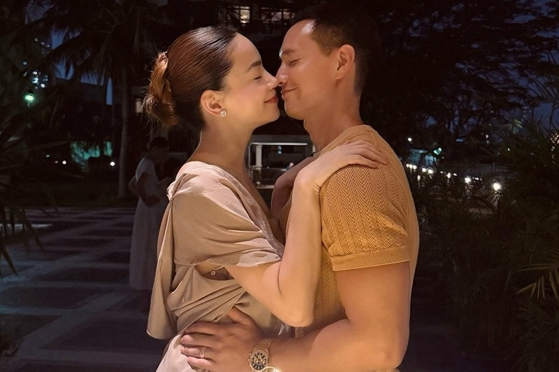 Kim Lý đón sinh nhật tuổi 42 bên Hồ Ngọc Hà, Trấn Thành chụp lén Hari Won