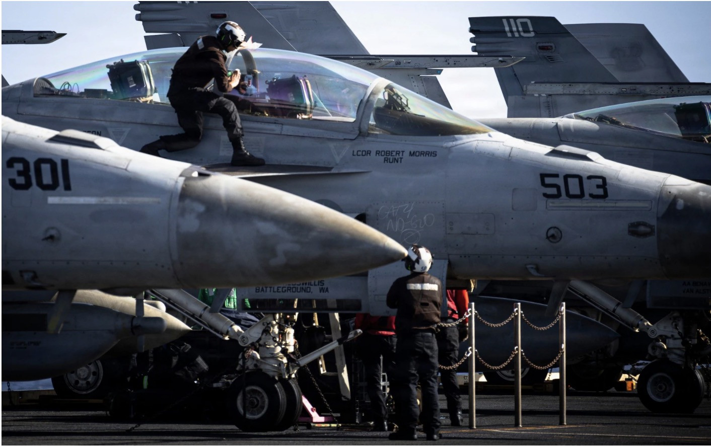 Lính Mỹ và máy bay Super Hornet. Ảnh: Petty Officer 3rd Class Tajh Payne