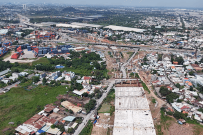 Người dân vẫn chưa hết cảnh bắc thang vào nhà tại công trường nút giao Tân Vạn