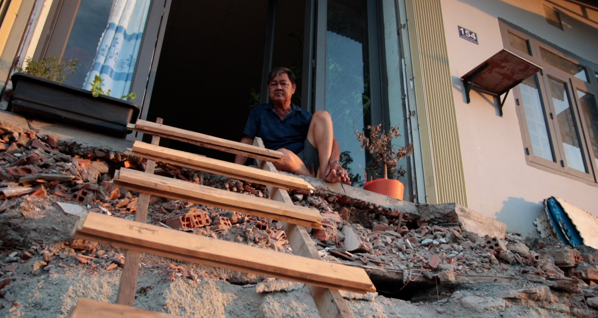 Người dân vẫn chưa hết cảnh bắc thang vào nhà tại công trường nút giao Tân Vạn