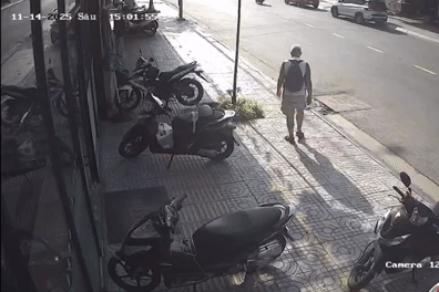 Ô tô leo vỉa hè tông loạt xe máy, hất tung người đàn ông đi bộ ở TPHCM