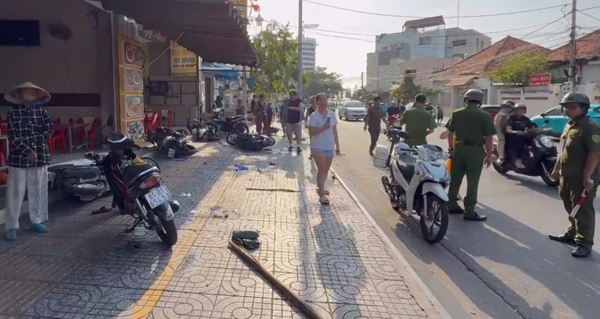 Ô tô leo vỉa hè tông loạt xe máy, hất tung người đàn ông đi bộ ở TPHCM