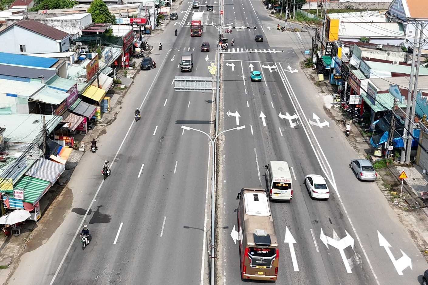 Quốc lộ 51 qua TPHCM đang được 'khoác áo mới' để tách làn ô tô và xe máy