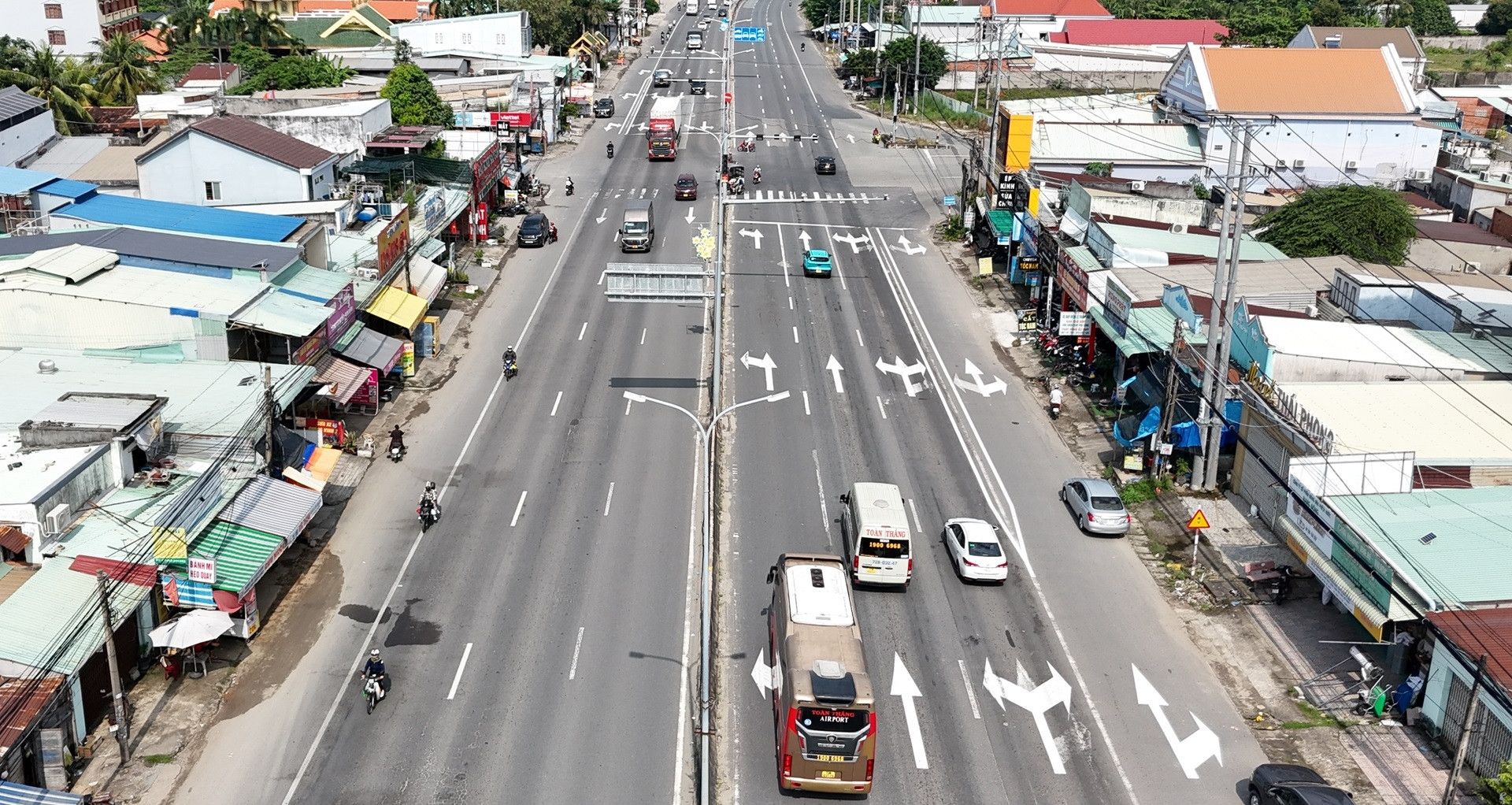 Quốc lộ 51 qua TPHCM đang được 'khoác áo mới' để tách làn ô tô và xe máy