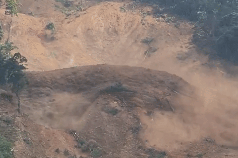 Sạt lở kinh hoàng ở Đà Nẵng giữa trời nắng ráo, 3 người mất liên lạc