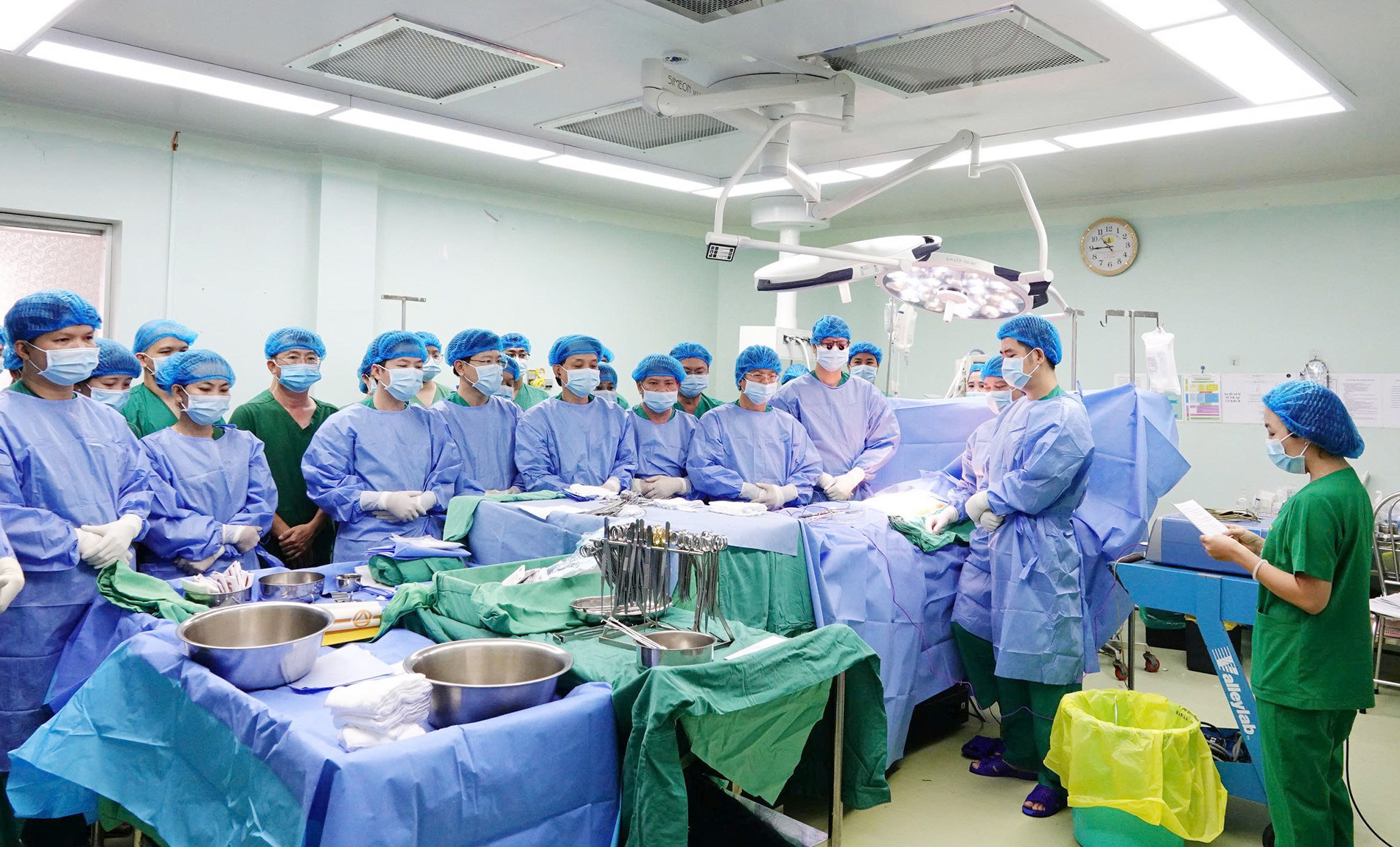 Tập thể nhân viên y tế tri ân người hiến tạng trước khi thực hiện phẩu thuật lấy tạng.jpg
