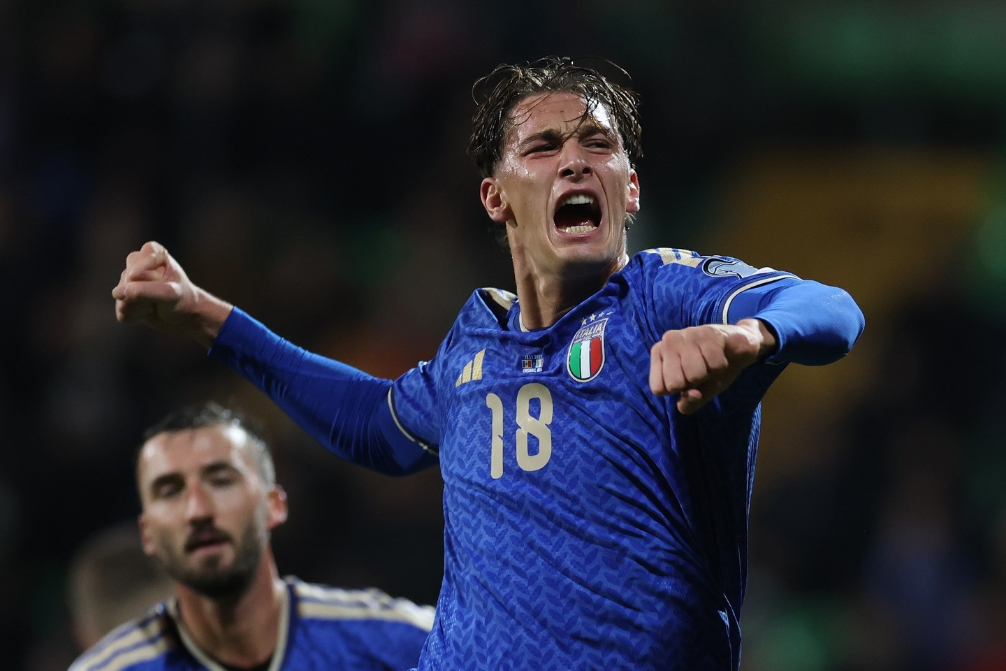 Thắng nhọc phút chót, Italia chờ đá 'chung kết' với Na Uy