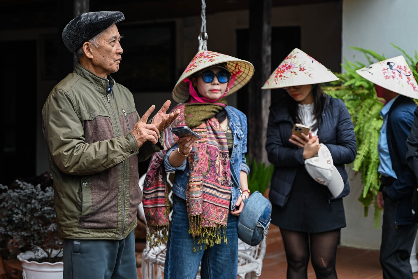 Vợ chồng U80 biến nhà sàn gần 100 tuổi thành homestay, đón khách như con cháu