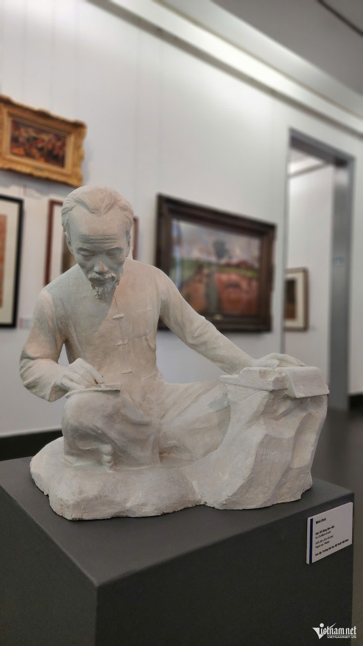 Tác phẩm Bác Hồ đang làm việc của Minh Đỉnh