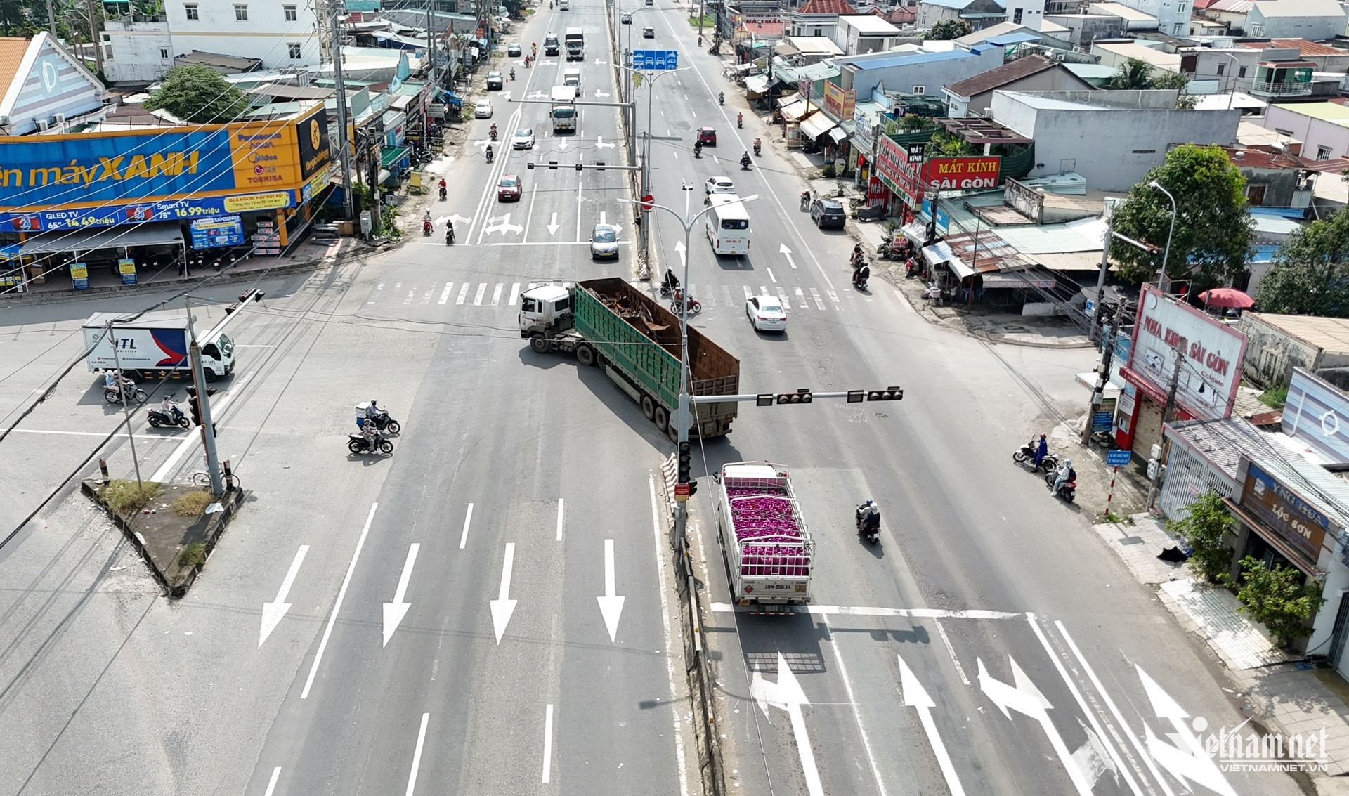 W-Quốc lộ 51 qua TPHCM kẻ vạch phân làn mới, tách biệt ô tô tải nặng và xe máy vnn.JPG.jpg