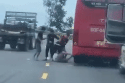 Xác minh clip xe khách và xe container phanh gấp, người lao xuống đánh nhau giữa đường