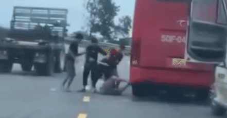 Xác minh clip xe khách và xe container phanh gấp, người lao xuống đánh nhau giữa đường