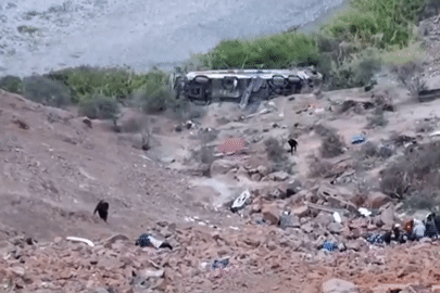 Xe buýt chở 60 người lao xuống vực sâu 200 mét, 37 người thiệt mạng