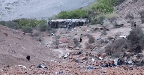 Xe buýt chở 60 người lao xuống vực sâu 200 mét, 37 người thiệt mạng