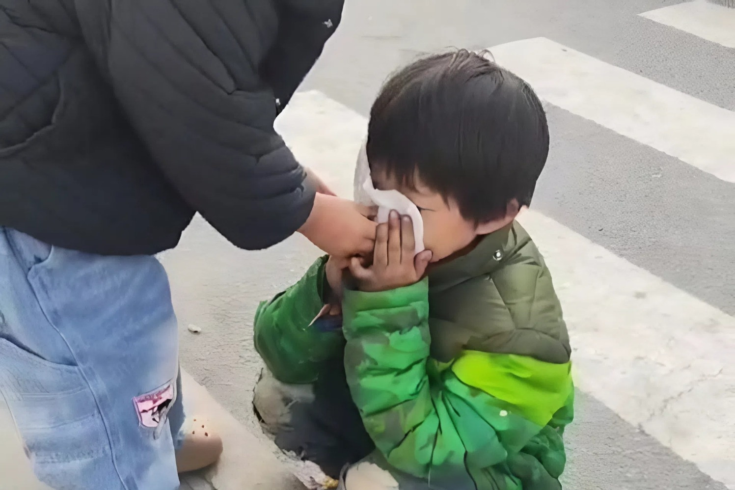 Xót xa hình ảnh bé gái lom khom nhặt đồ ăn bên đường giữa giá rét