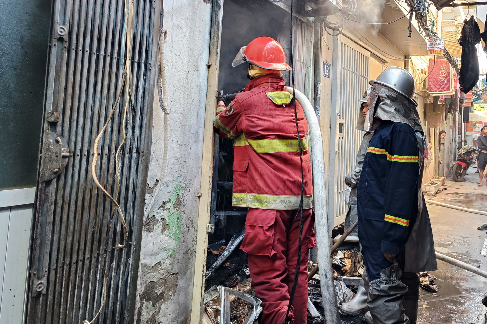 Hà Nội: Căn nhà trong ngõ sâu ở Lĩnh Nam cháy dữ dội