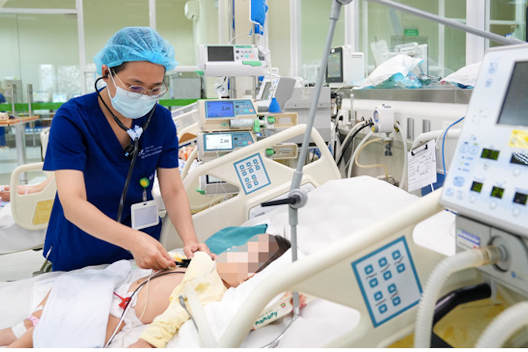 Bé trai 2 tuổi ở Hà Nội uống nhầm dầu thắp đèn, xử lý sai cách gây suy hô hấp