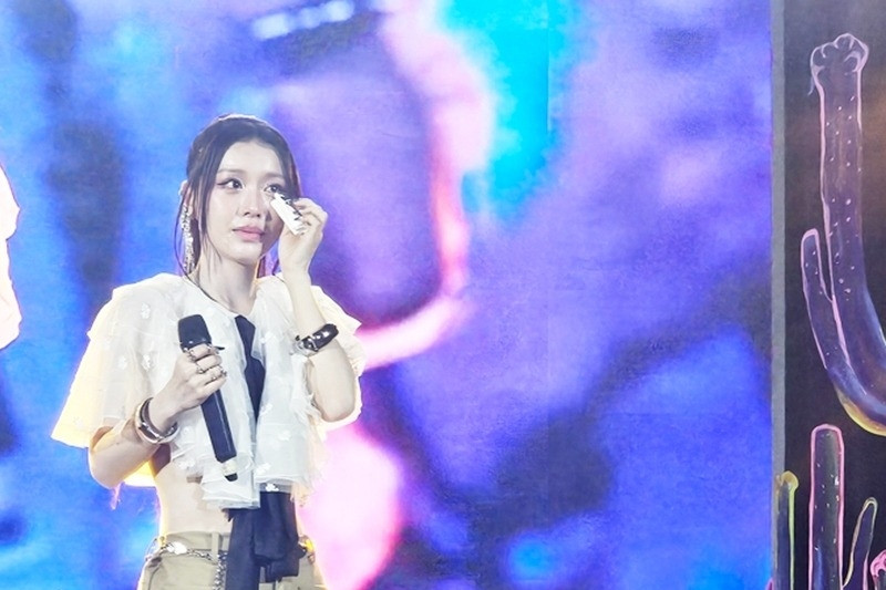 Ca sĩ Han Sara khóc nức nở kể về 2 năm ở ẩn