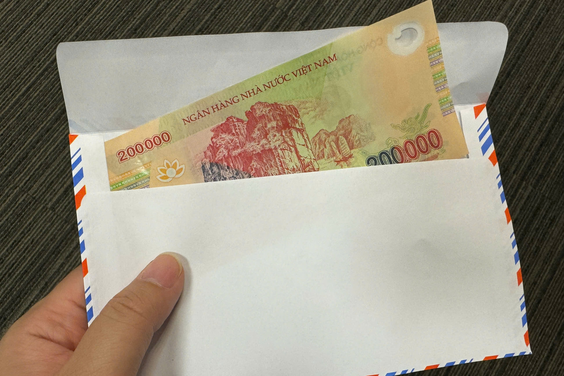 Cầm 200 nghìn đi đám giỗ, thông gia nghèo bất ngờ khi gia chủ trả lại phong bì