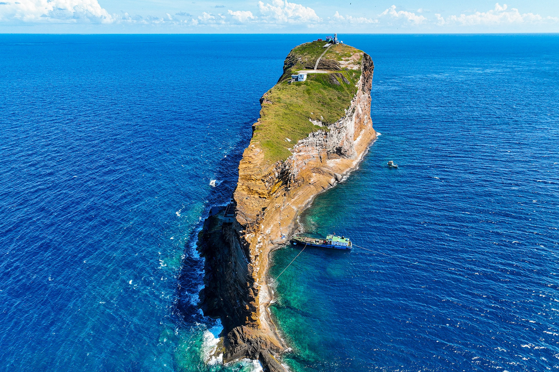 Cận cảnh hòn đảo chủ quyền Việt Nam mang hình cá voi khổng lồ giữa biển khơi