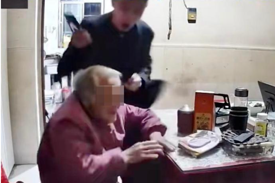 Cụ bà 92 tuổi bị con trai hành hung có hành động khó tin sau khi ra viện