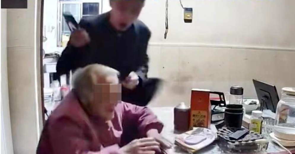 Cụ bà 92 tuổi bị con trai hành hung có hành động khó tin sau khi ra viện
