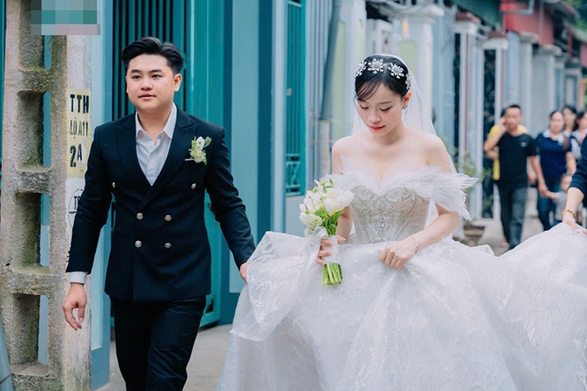 Đám cưới 'nhiều nhầm lẫn' của cặp đôi hàng xóm, nhà cách nhau 10m ở Hà Nội