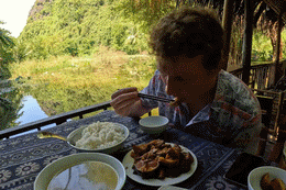 Khách Tây thích thú nướng gà, làm chả thịt giữa thung lũng ở Ninh Bình YwAAAAAAQABAAACAUwAOw==