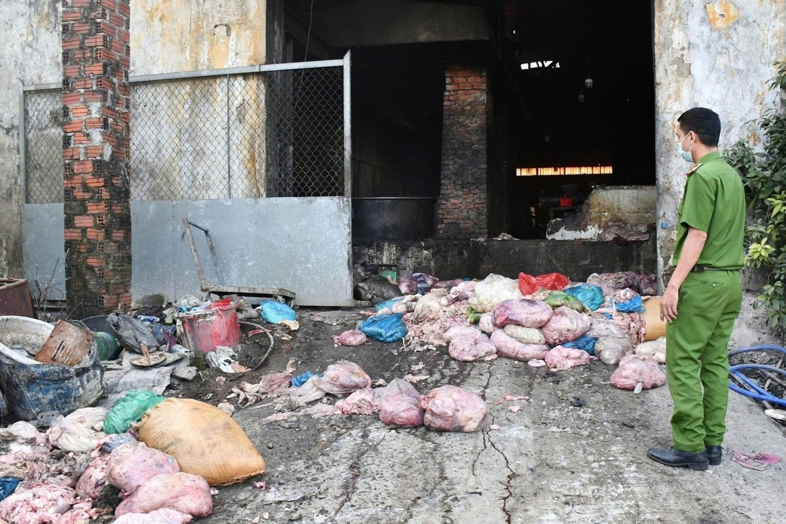 Kinh hãi cơ sở chế biến mỡ bẩn 'núp' trong nghĩa trang ở Đà Nẵng