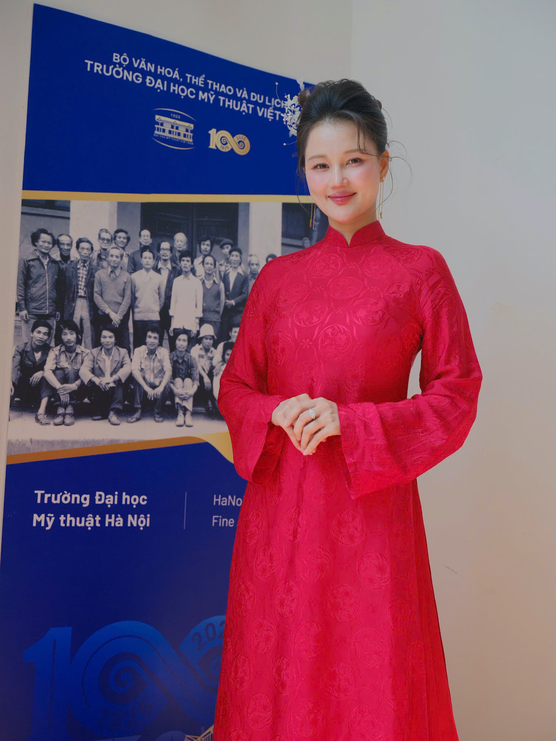 MC Huyền Châu giữ được vóc dáng thon gọn, vẻ thanh lịch