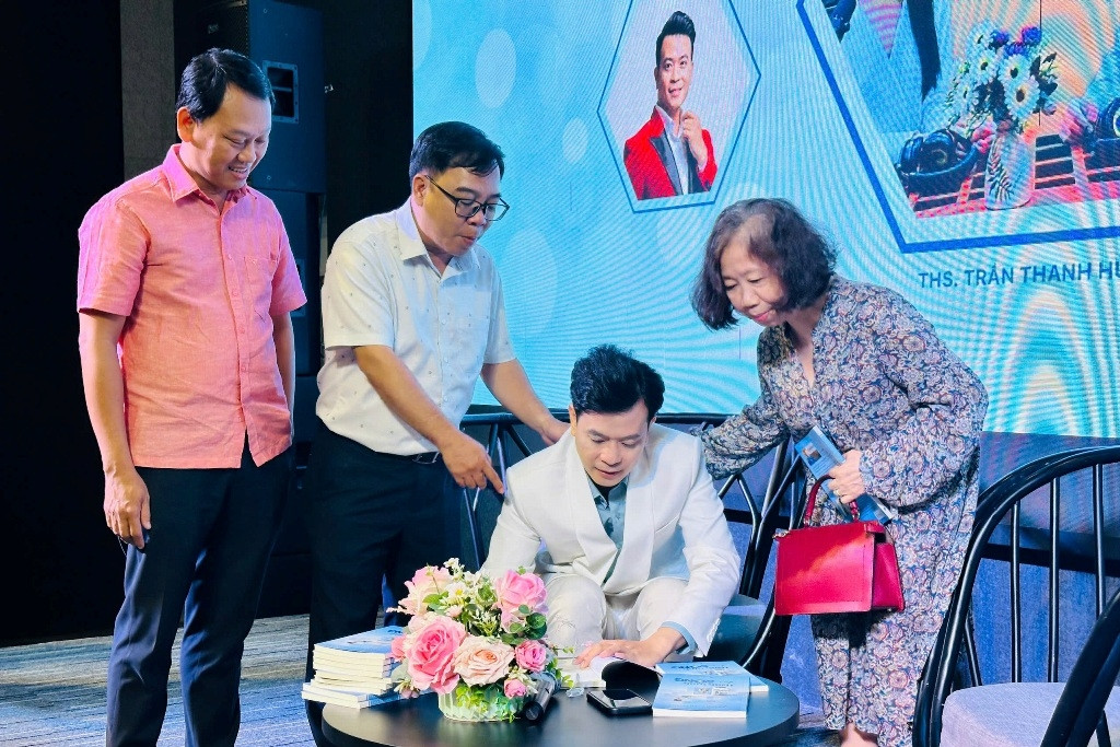 Nhà báo Trần Thanh Hùng ra mắt cuốn sách đầu tay 'Hành trình dưới sóng'